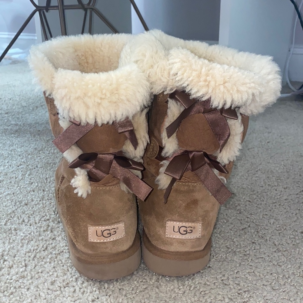 BROWN UGGS !!